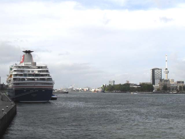 Cruiseschip ms Balmoral van Fred Olsen aan de Cruise Terminal Rotterdam